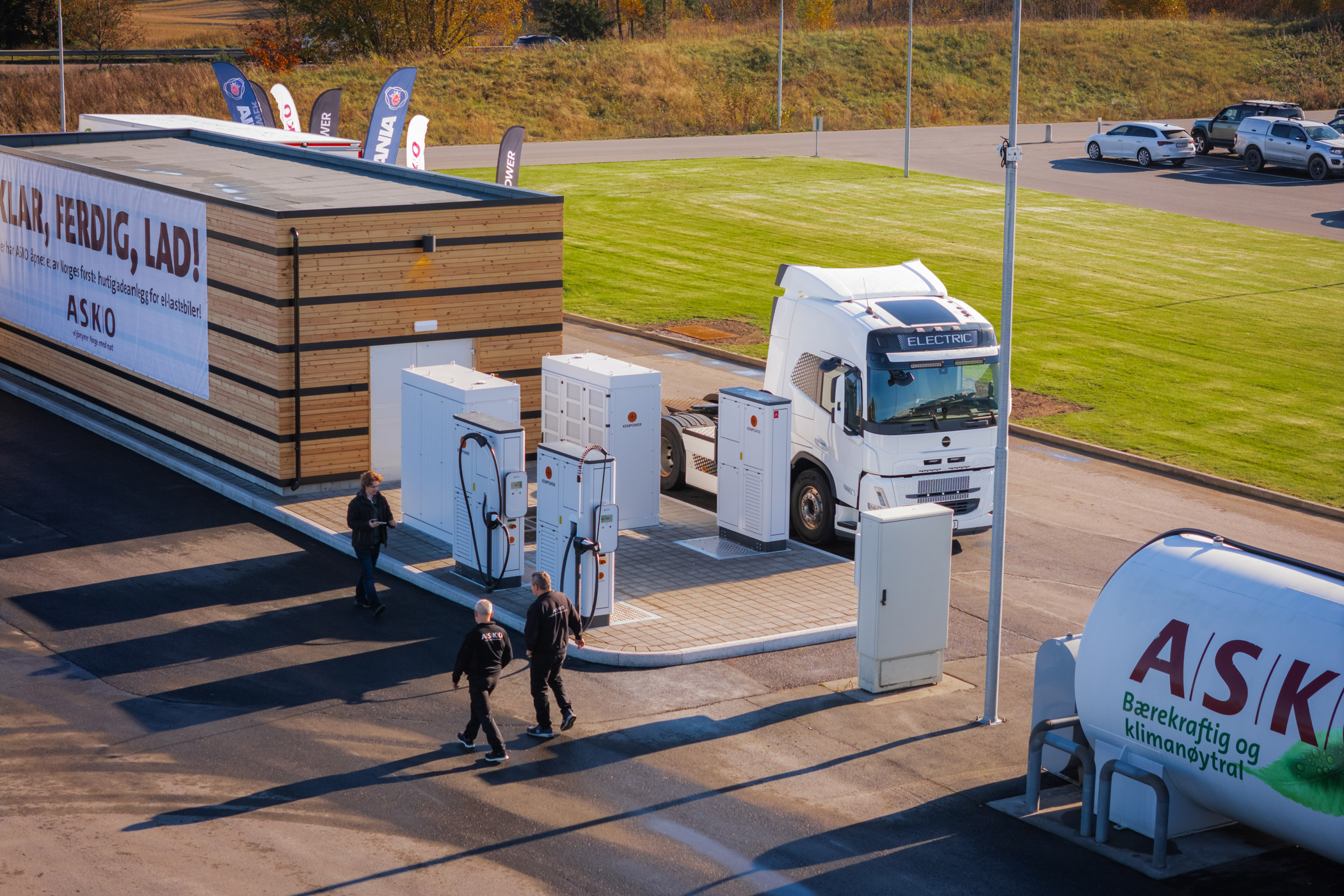 Effektiv hviletid - fulladet lastebil: ASKO åpner nytt megawatt-ladeanlegg