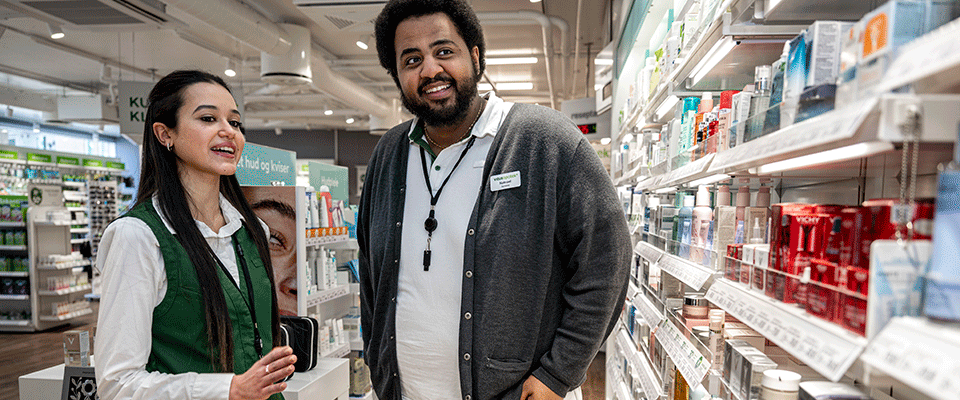 Natnael (26) gikk rett fra studier til jobb som apotekbestyrer