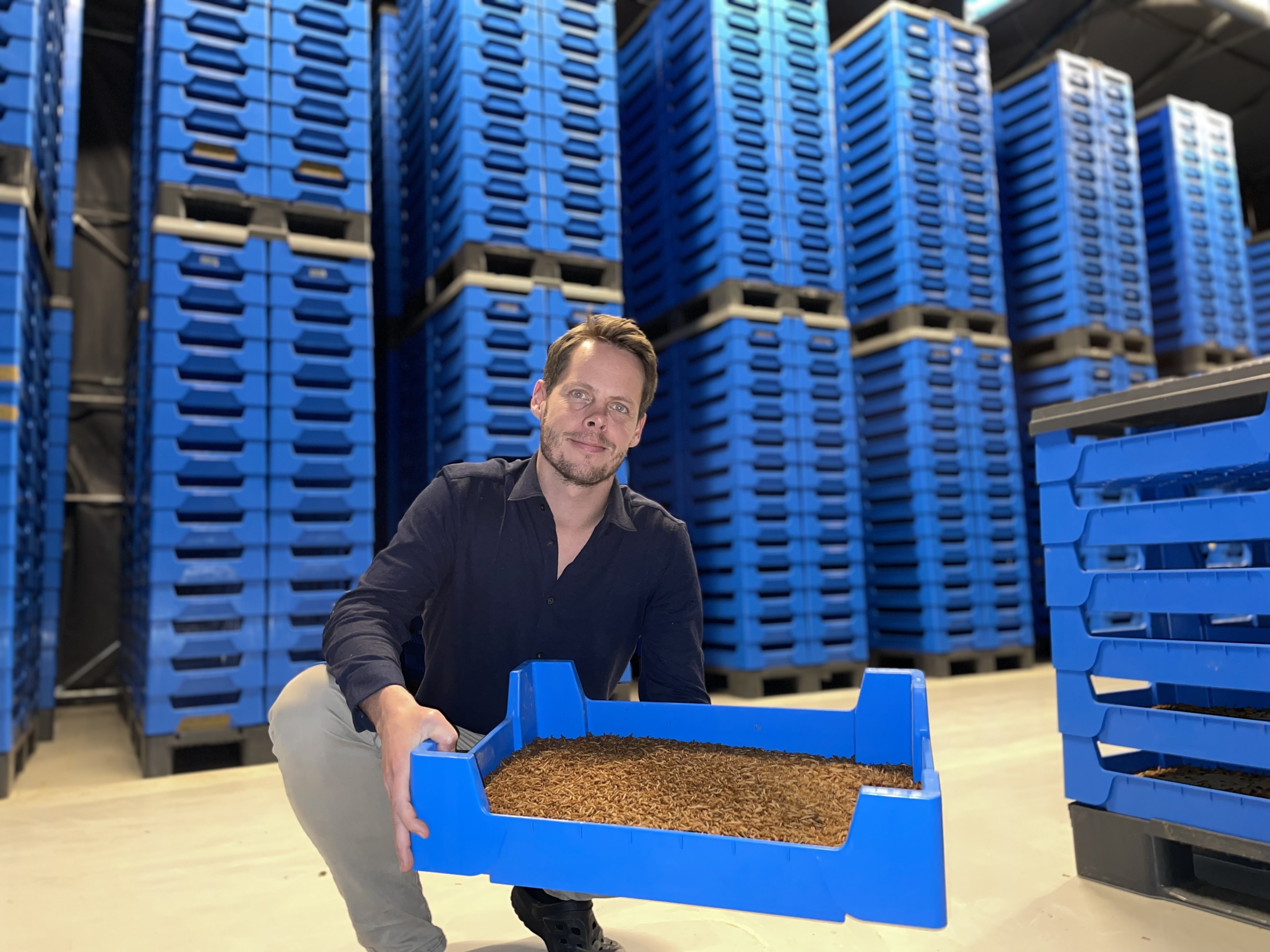 NorgesGruppen investerer i Invertapro: Vil produsere 70 tonn larver i uken ved hjelp av matavfall