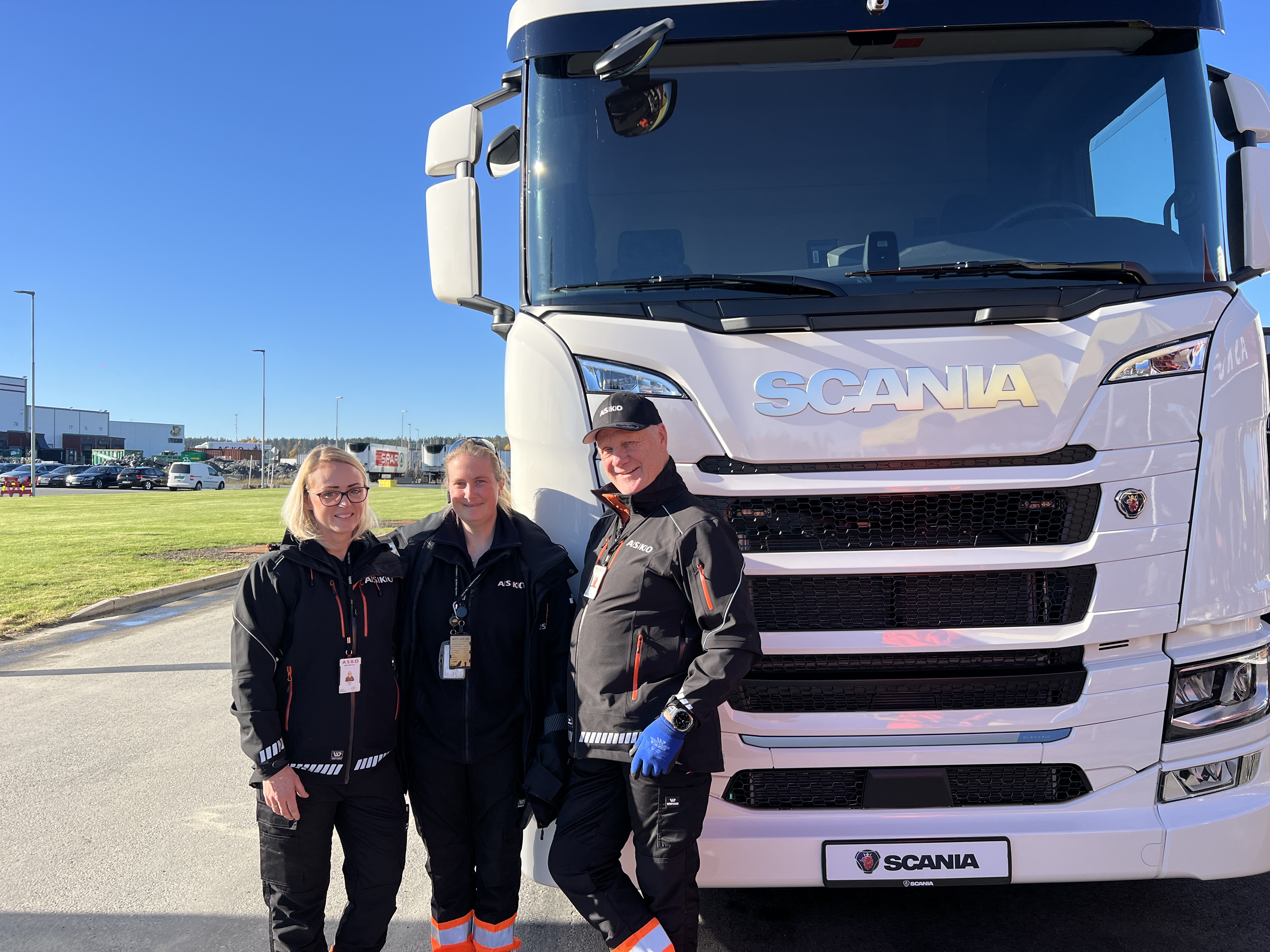 Effektiv hviletid - fulladet lastebil: ASKO åpner nytt megawatt-ladeanlegg